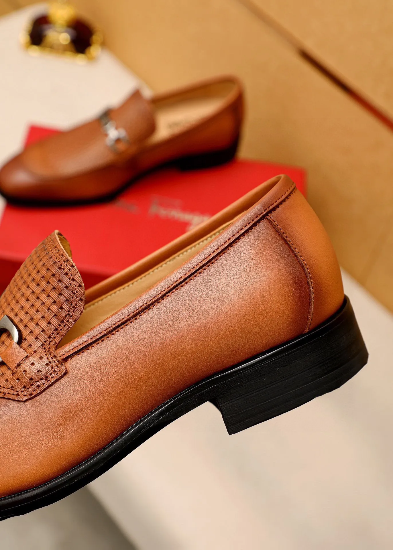 Men's shoes 💰460 💐 Product trademark: Ferragamo "Ferragamo" casual leather shoes Regular size: 38-44 (custom-made for 45🉑️) Product materials: Selected imported first-layer calfskin embossed upper + original hardware buckle, imported water-dyed cowhide leather lining. Strong three-dimensional visual effect, combined outsole Color: 2⃣️colors available